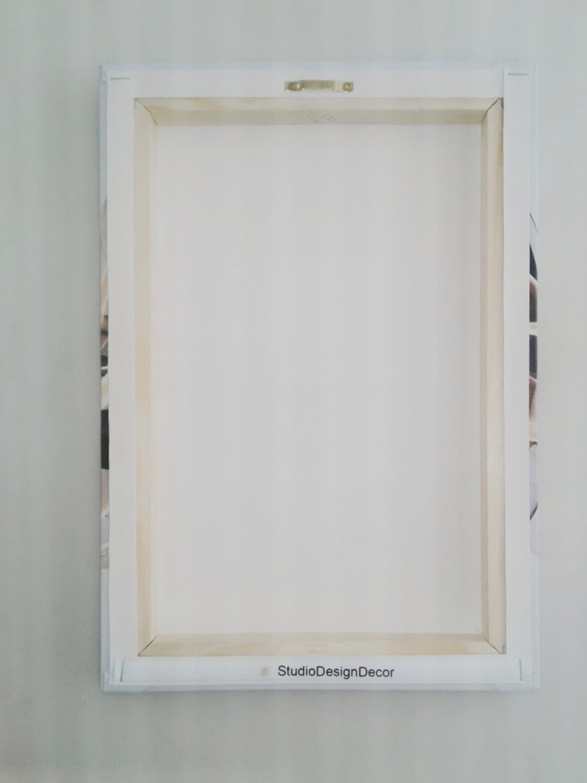 Großes Pferde-Wandbild, gerahmter Leinwanddruck mit Tieren, schwebendes Rahmenbild, weißes Pferd zum Aufhängen, druckbare grau-weiße Wandkunst