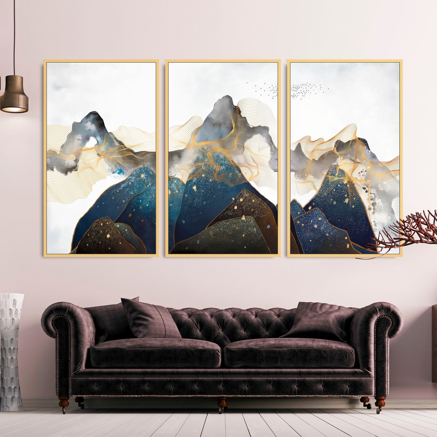 Abstraktes gerahmtes Leinwandbild mit blauen Bergen, großes druckbares Wandbild im Querformat in goldenem Schweberahmen, 3er-Set Kunstwerke für Zuhause