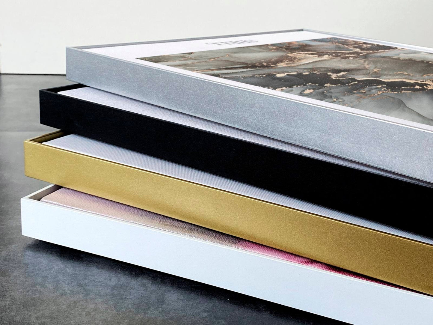 Großes abstraktes gerahmtes Wandbild, schwarz-goldener Leinwanddruck, druckbares Kunstwerk im Floater-Rahmen mit Wellen und Streifen, Wandbild fürs Wohnzimmer